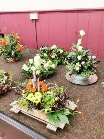 Flower arranging led by Lynne Christmas 2023 - photo 2